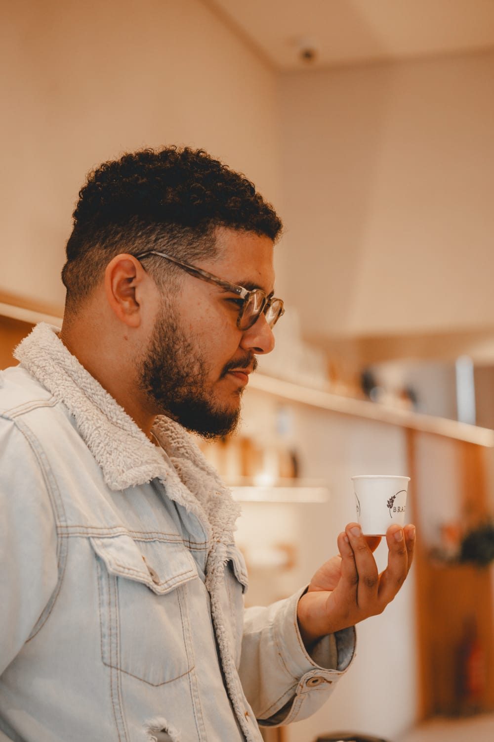 Participante avaliando um café durante degustação