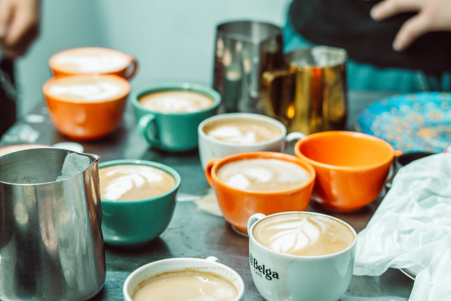 Xícaras com latte art sobre a bancada
