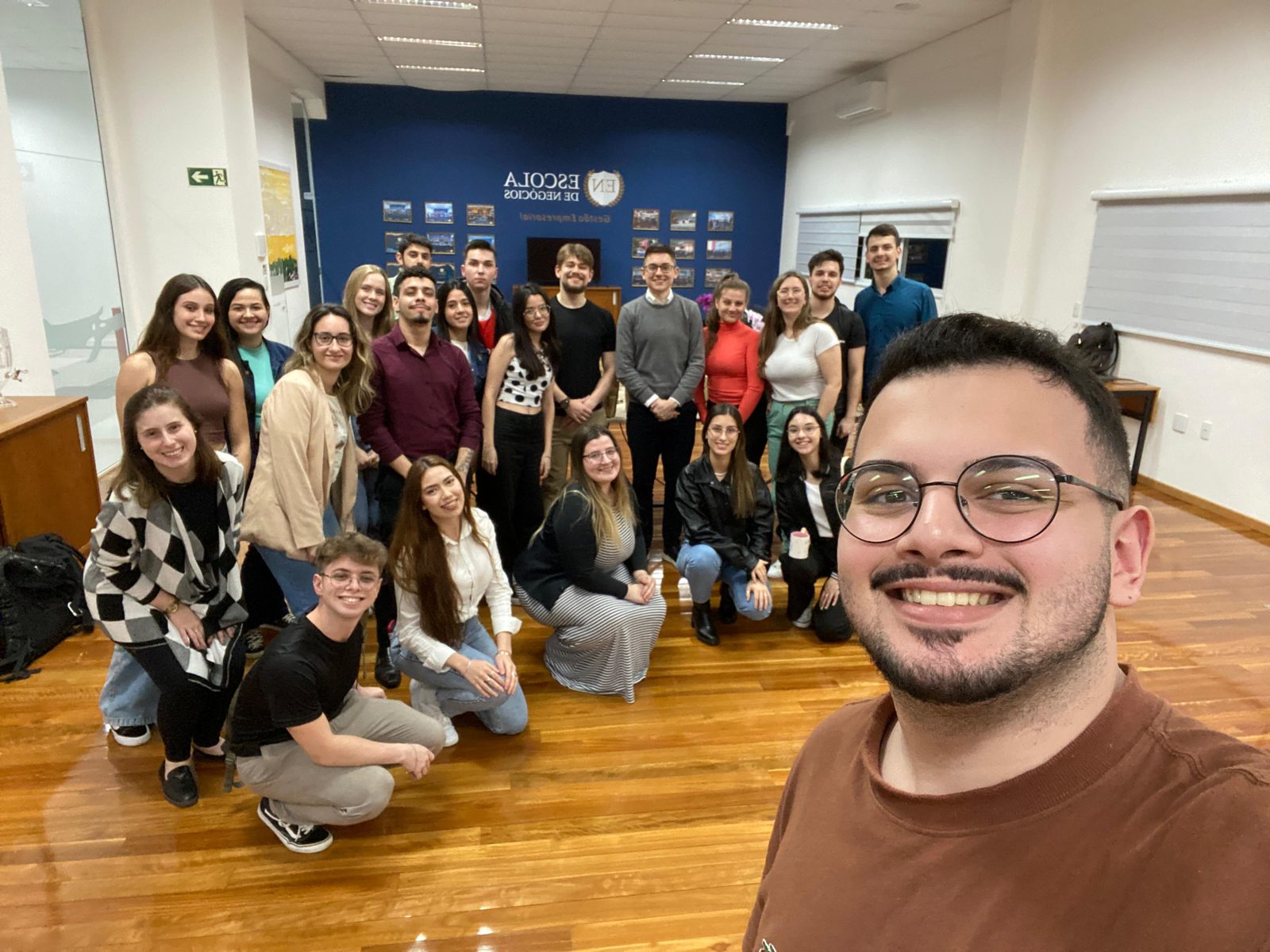 Turma grande em sala de aula