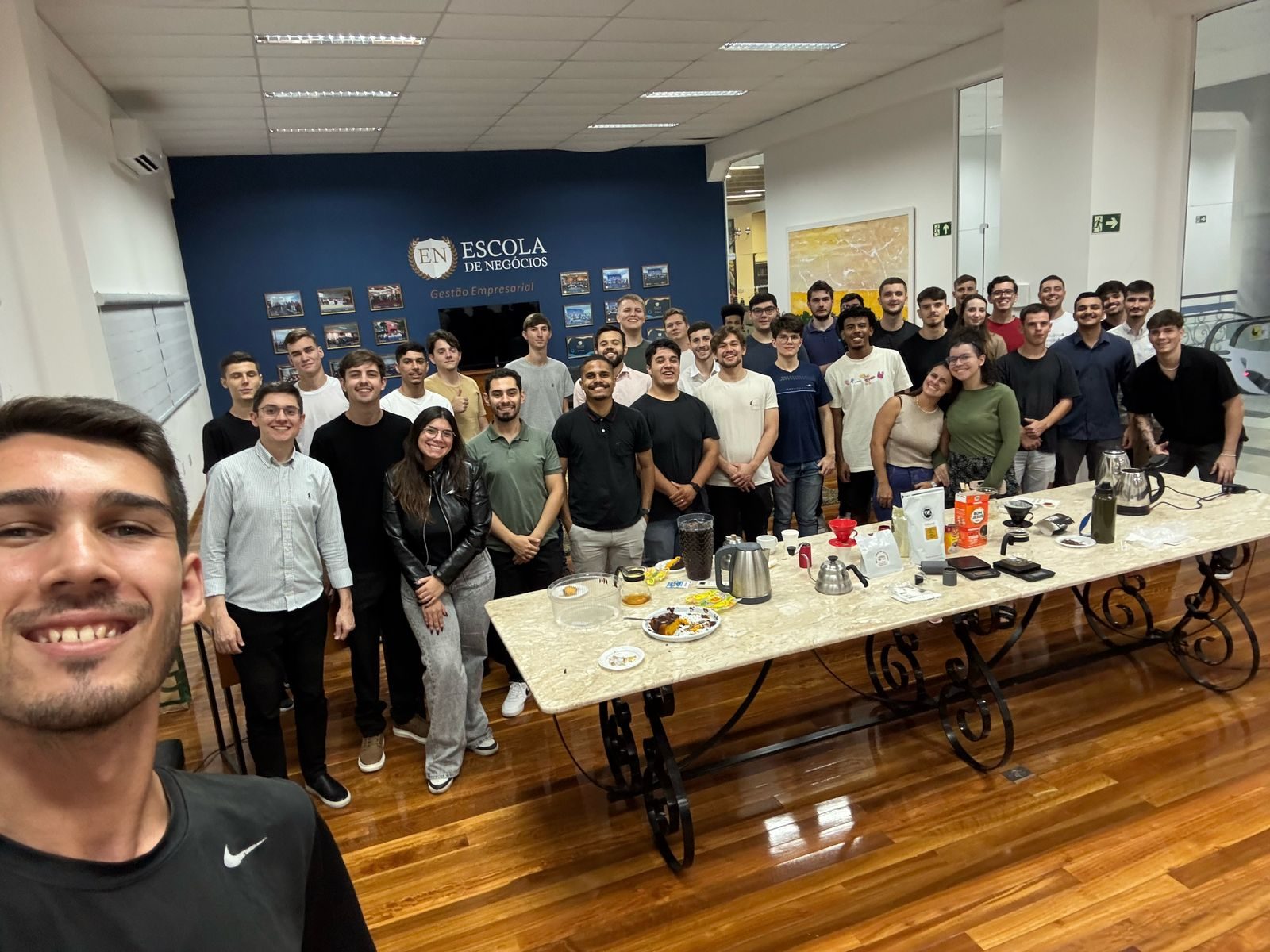Equipe reunida ao redor da mesa de degustação